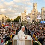Líder religioso ante multitud en plaza madrileña