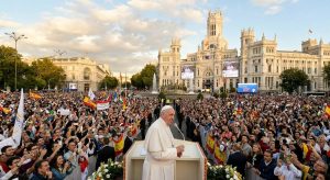 Líder religioso ante multitud en plaza madrileña